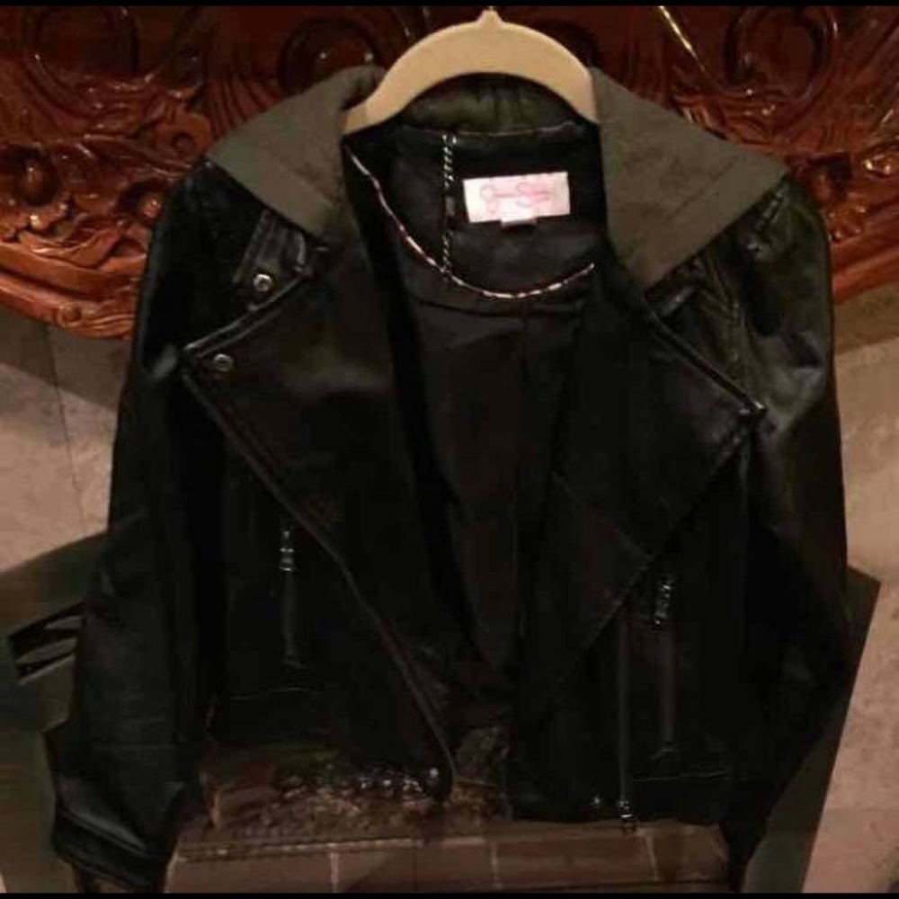 New girls black faux leather jacket size 10-12 $35